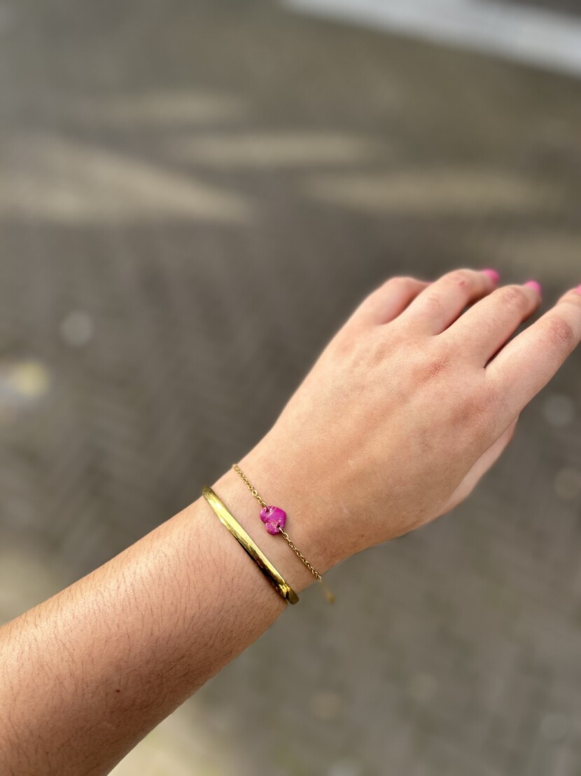 Armband, zacht roze tint met details van bladgoud