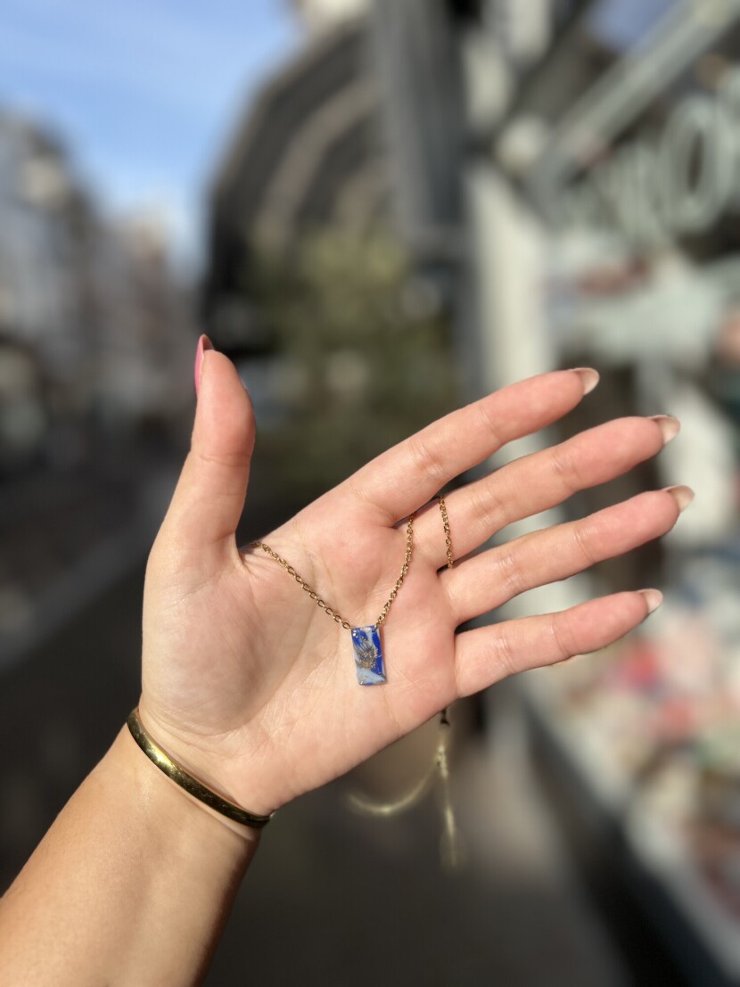 Ketting van licht- en donkerblauw en transparant met details van bladgoud