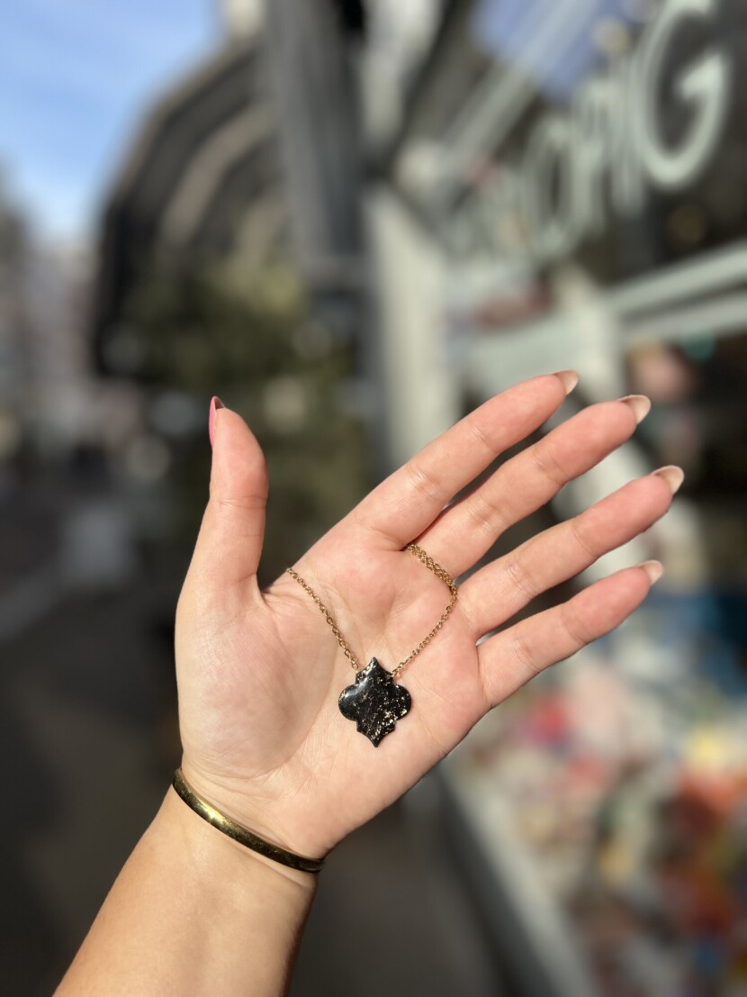 Ketting van diepzwart met details van bladgoud