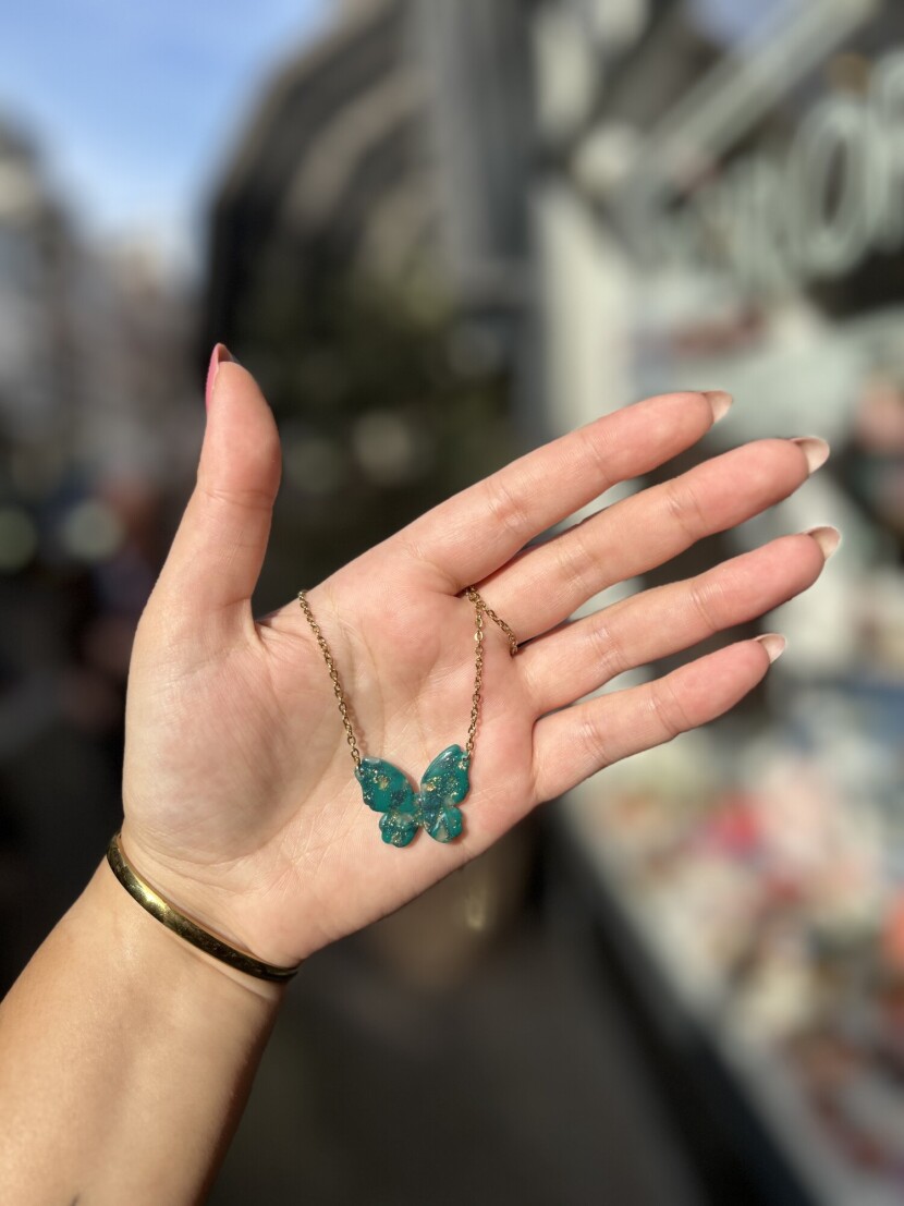 Ketting met vlindervorm van twee tinten turquoise met details van bladgoud