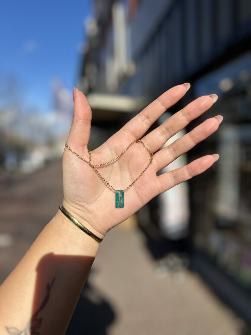 Ketting van twee tinten turquoise en transparant met details van bladgoud