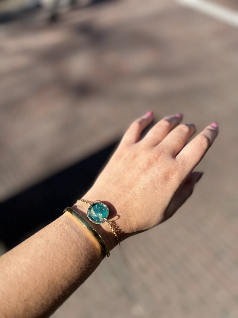 Armband van verschillende turquoise tinten met details van bladgoud