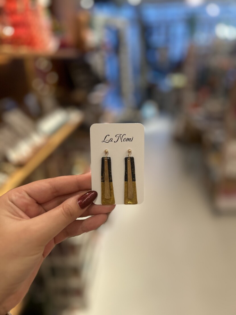 Oorbellen diep zwart met goudkleurige bedel