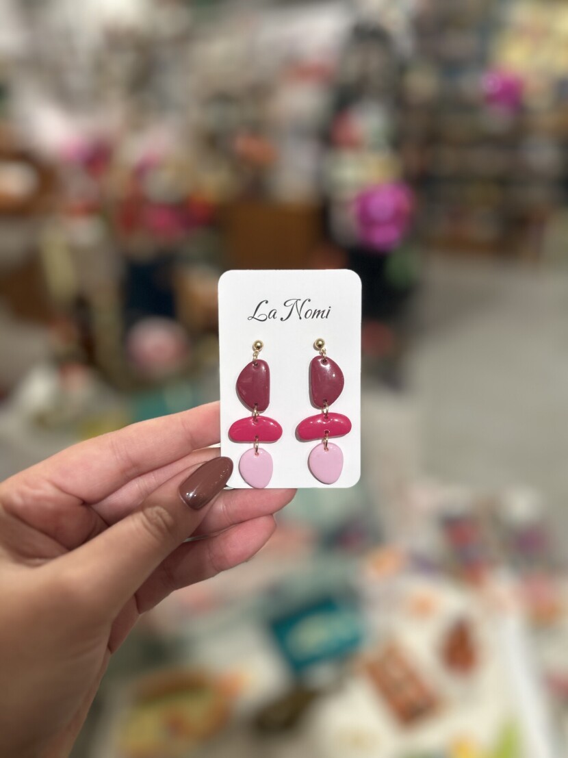 Oorbellen zacht pastel roze, diepe fuchsia accenten