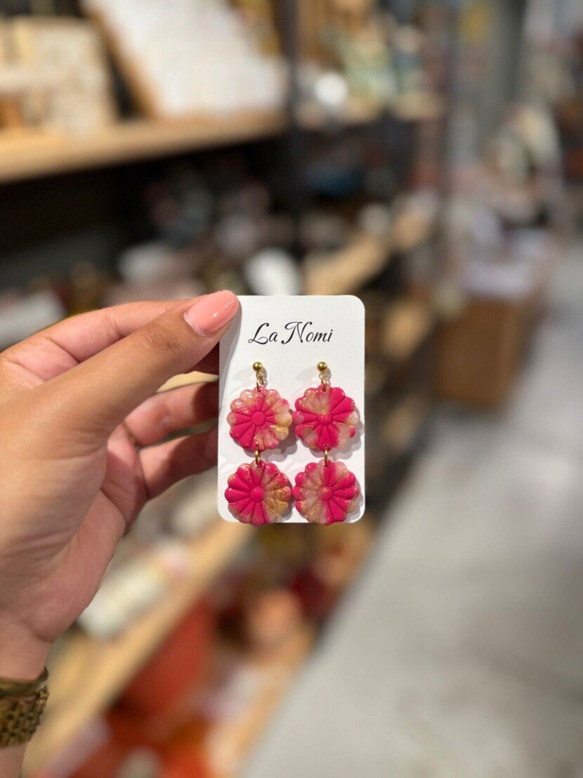 Bloemen oorbellen roze met bladgoud